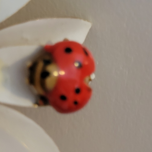 Flower Brooch Pin with Ladybug ~ Vintage 1960s Original by Robert ~ Daisy - Picture 10 of 16